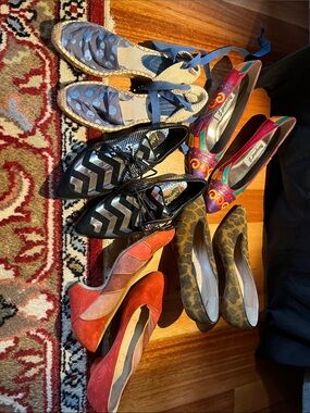 FIVE pairs of vintage and retro shoes in good condition.